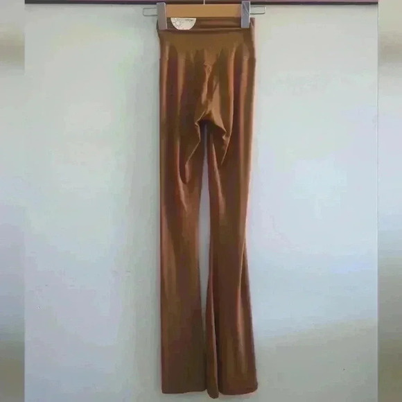 AERIE | OFFLINE Women's Mustard Brown Ruched High-Rise Flare Leggings - Picture 7 of 8